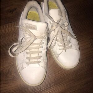 Gym sneakers well worn sneakers White Low-Top Leather Sneakers with Insole